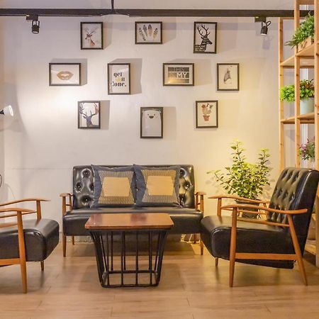 Folk Poshtel Silom Bed & Breakfast Банкок Екстериор снимка