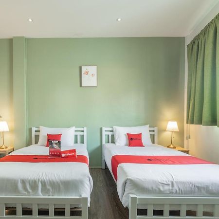 Folk Poshtel Silom Bed & Breakfast Банкок Екстериор снимка