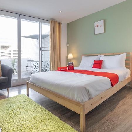 Folk Poshtel Silom Bed & Breakfast Банкок Екстериор снимка