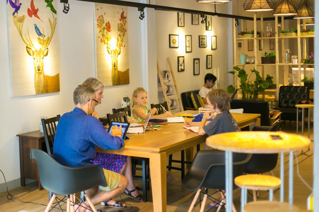 Folk Poshtel Silom Bed & Breakfast Банкок Екстериор снимка