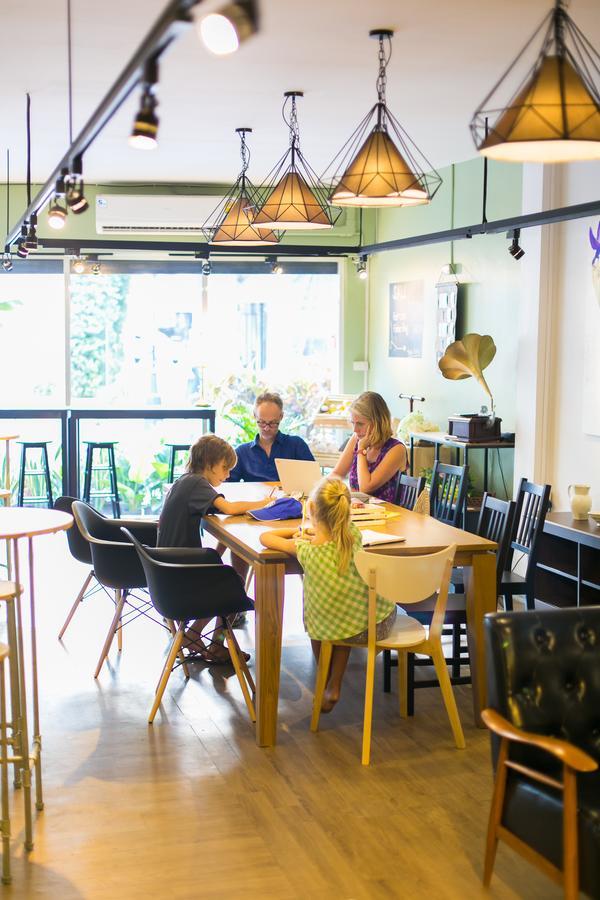 Folk Poshtel Silom Bed & Breakfast Банкок Екстериор снимка
