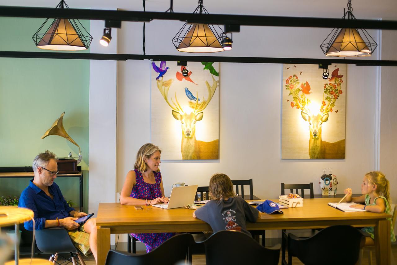 Folk Poshtel Silom Bed & Breakfast Банкок Екстериор снимка
