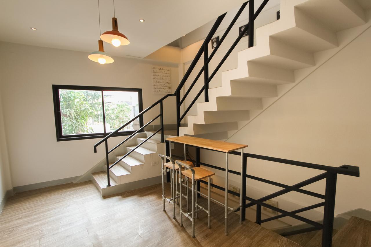 Folk Poshtel Silom Bed & Breakfast Банкок Екстериор снимка