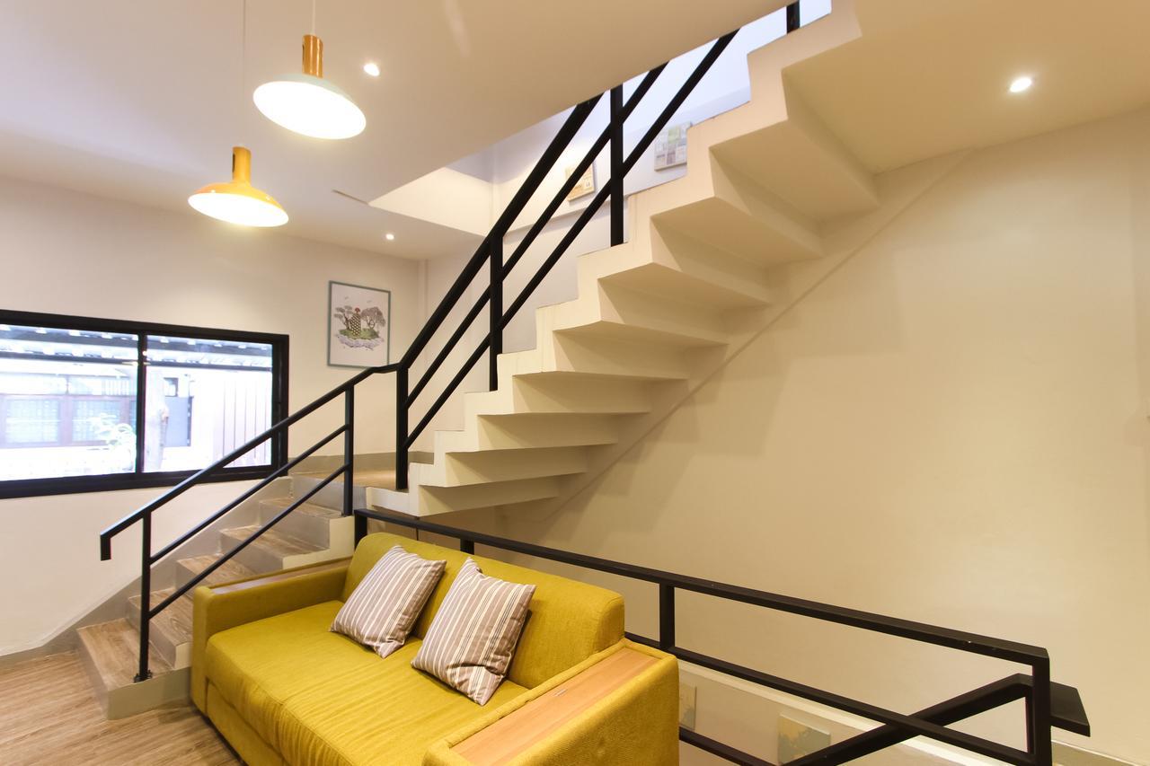 Folk Poshtel Silom Bed & Breakfast Банкок Екстериор снимка