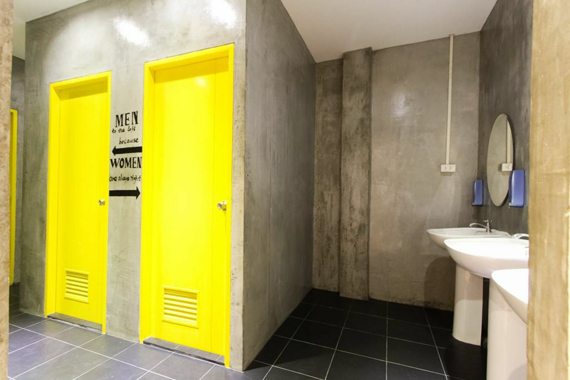 Folk Poshtel Silom Bed & Breakfast Банкок Екстериор снимка