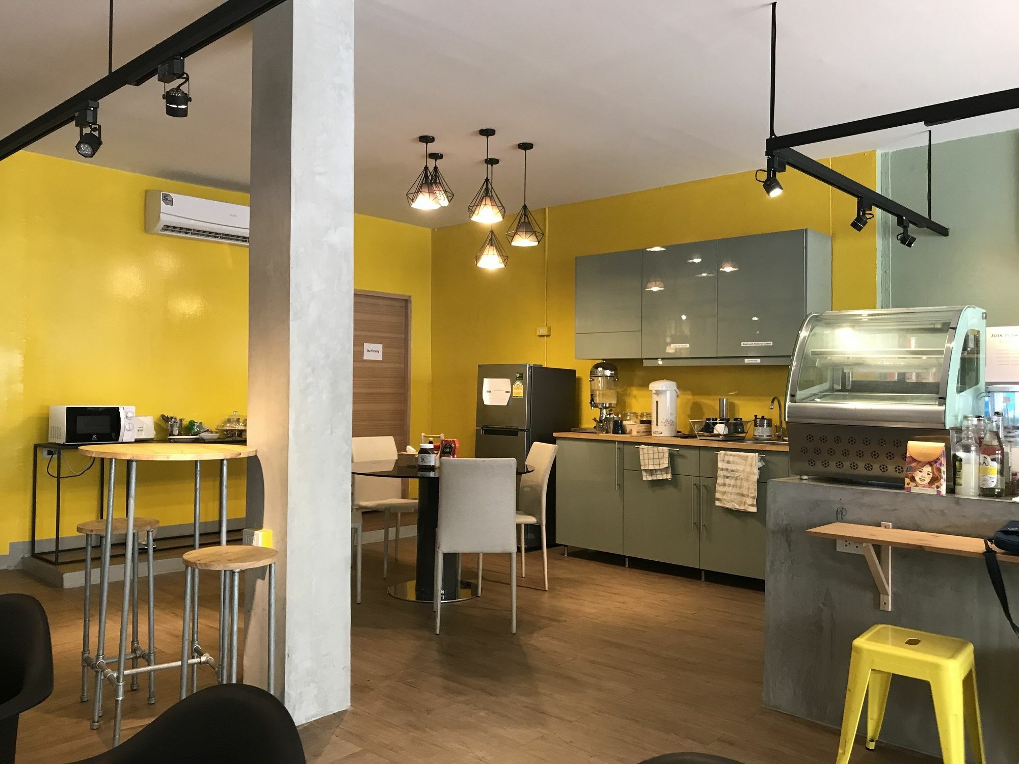 Folk Poshtel Silom Bed & Breakfast Банкок Екстериор снимка