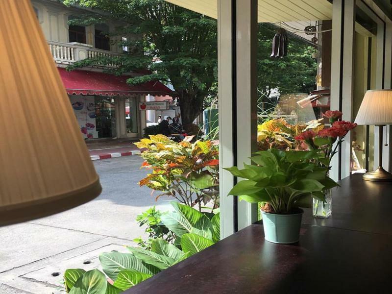 Folk Poshtel Silom Bed & Breakfast Банкок Екстериор снимка