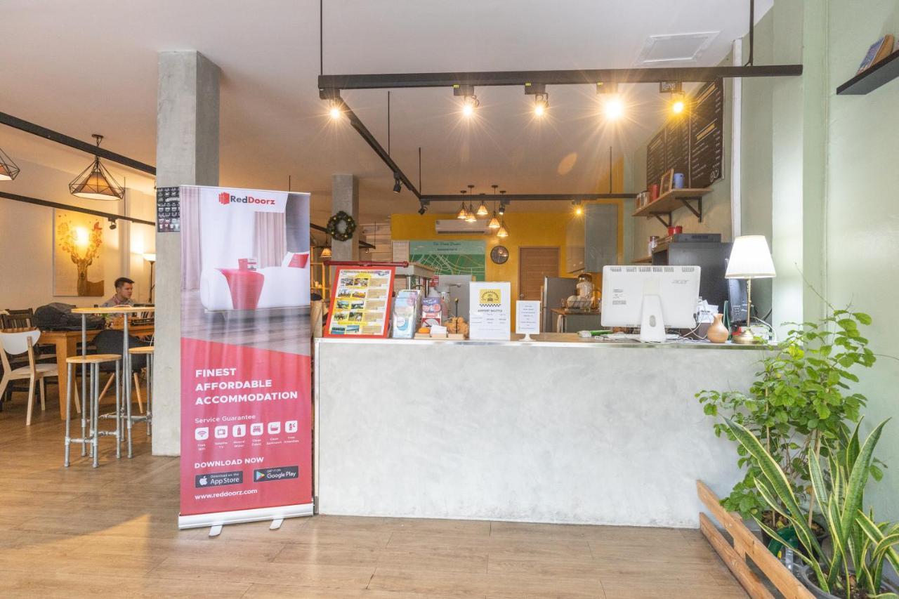 Folk Poshtel Silom Bed & Breakfast Банкок Екстериор снимка