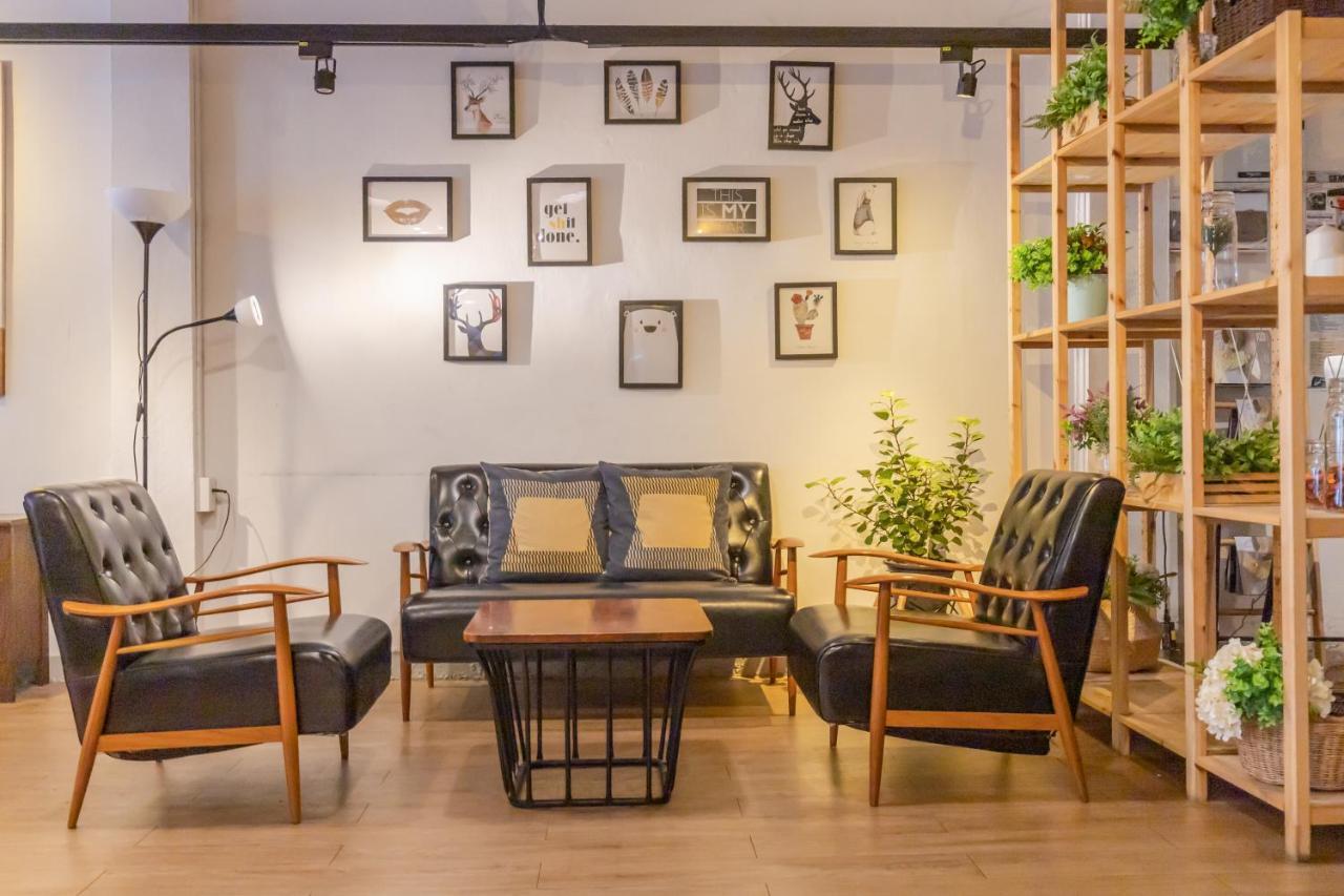 Folk Poshtel Silom Bed & Breakfast Банкок Екстериор снимка