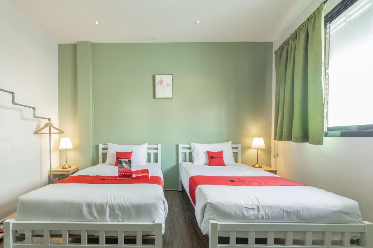 Folk Poshtel Silom Bed & Breakfast Банкок Екстериор снимка