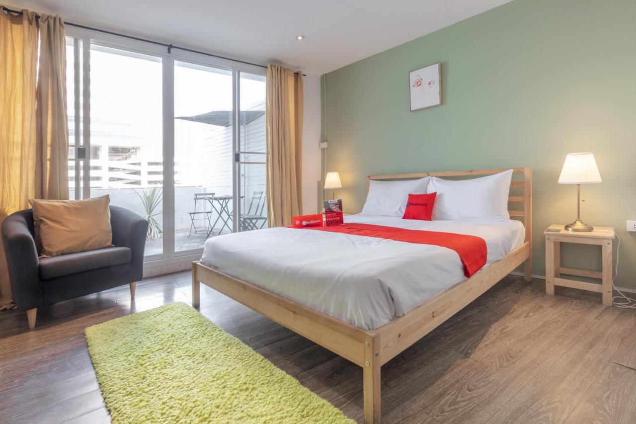Folk Poshtel Silom Bed & Breakfast Банкок Екстериор снимка