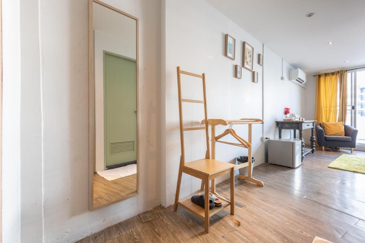 Folk Poshtel Silom Bed & Breakfast Банкок Екстериор снимка