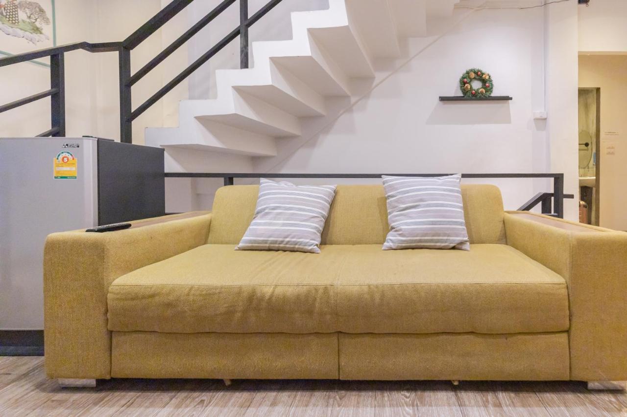Folk Poshtel Silom Bed & Breakfast Банкок Екстериор снимка
