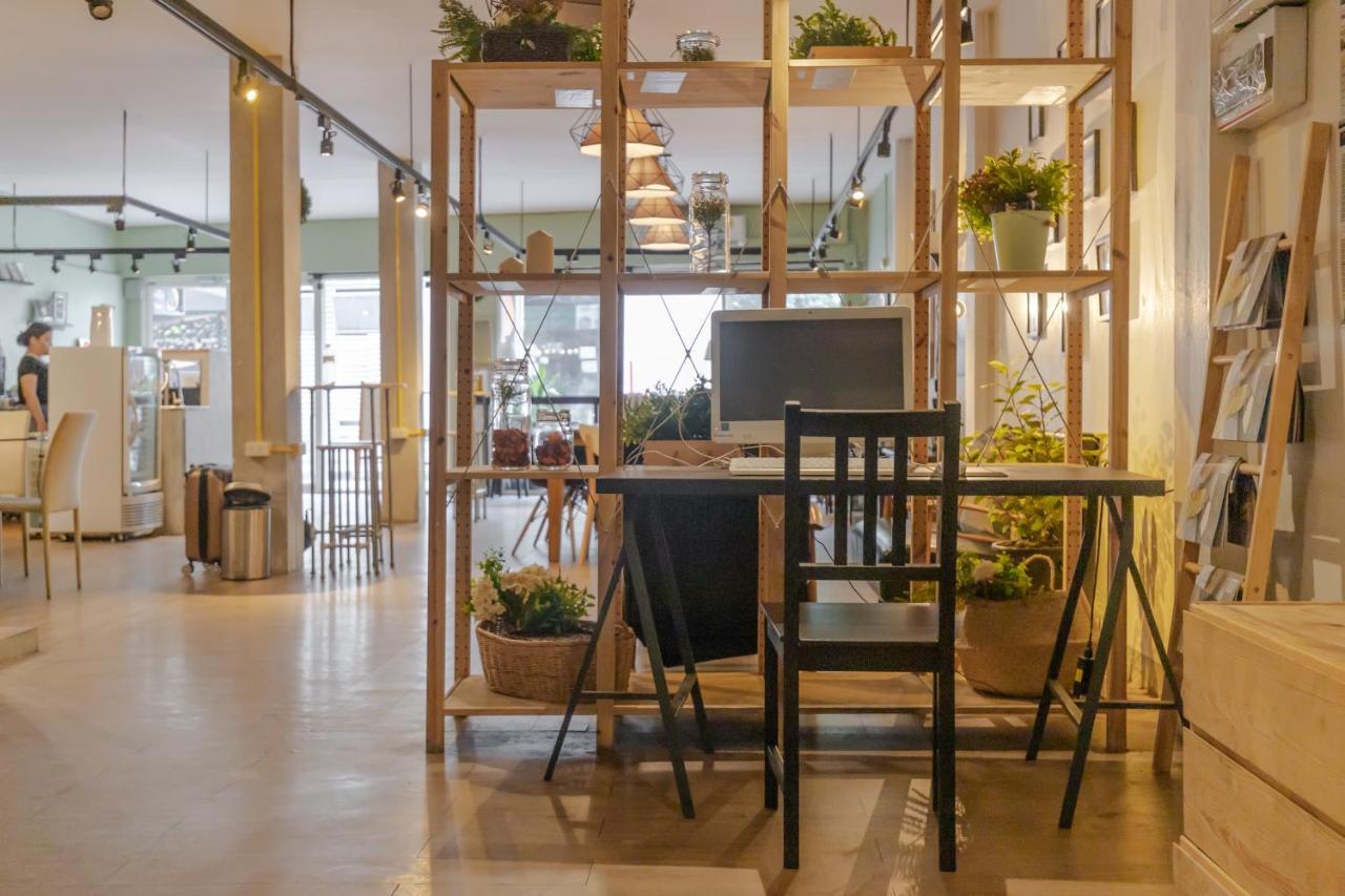 Folk Poshtel Silom Bed & Breakfast Банкок Екстериор снимка