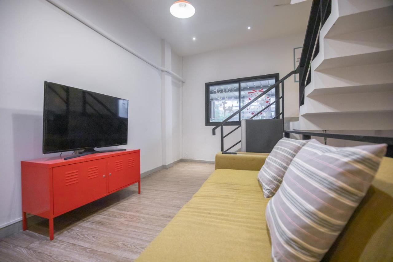 Folk Poshtel Silom Bed & Breakfast Банкок Екстериор снимка